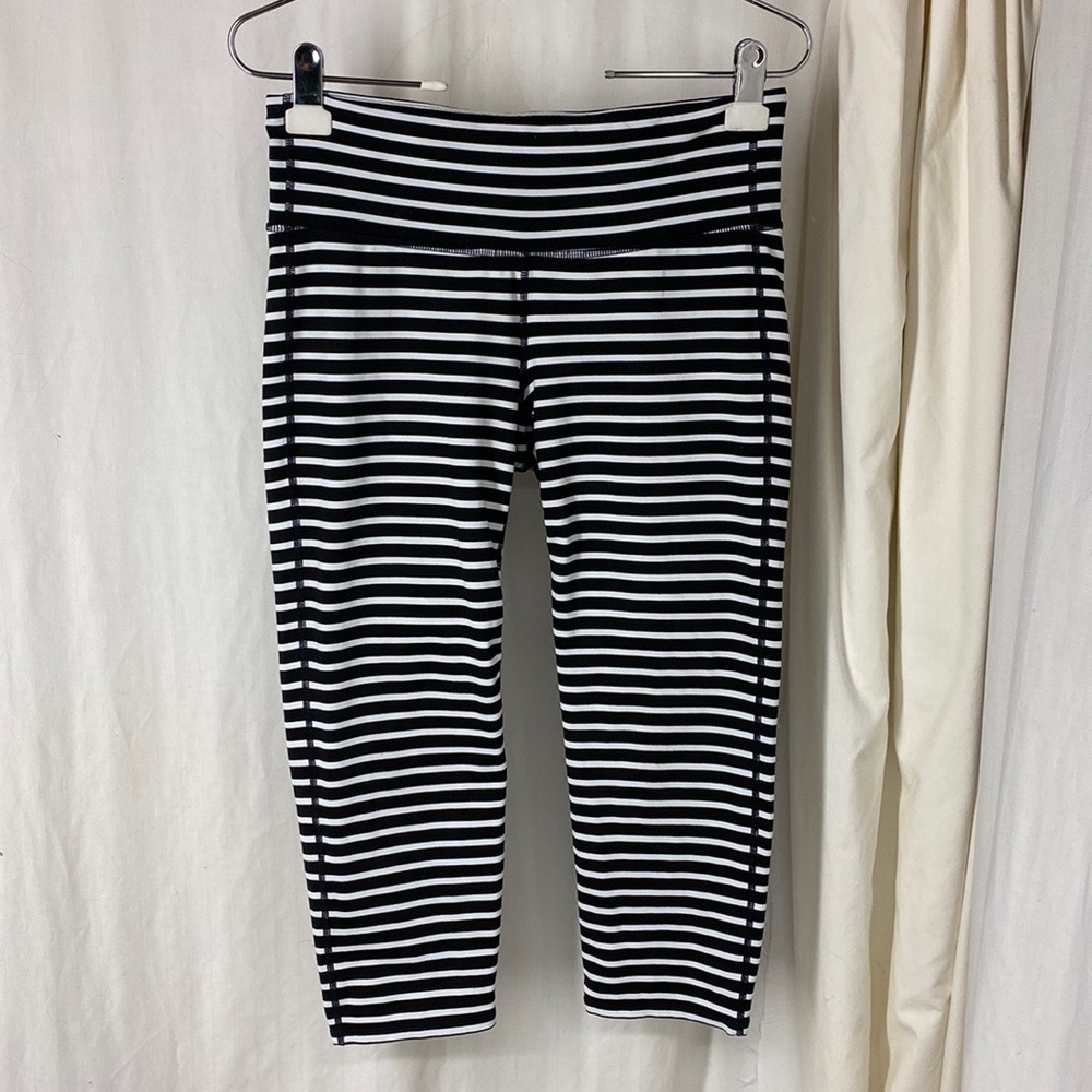 ATHLETA M Chaturanga Black White Striped Crop Leggings Cropped